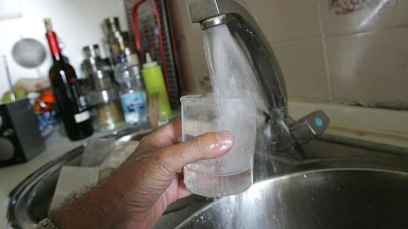 Elche destina 200.000 euros para pagar el agua de las familias con pocos recursos