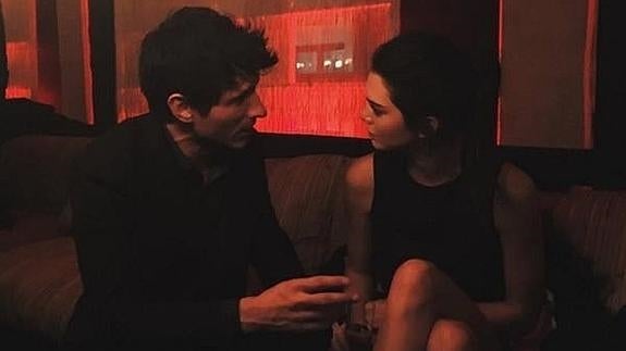 Andrés Velencoso y Kendall Jenner intercambian números de teléfono en Barcelona