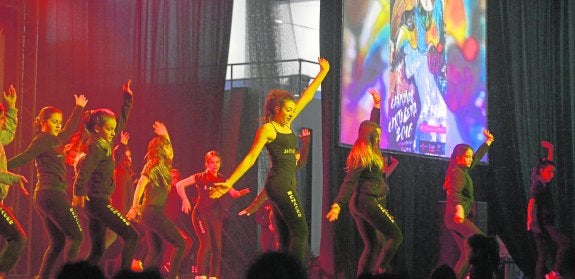 El pregón y la elección de la reina abren un Carnaval de récord, con 70 grupos