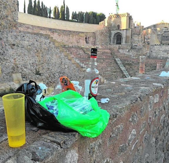 El botelleo pasa del Molinete al entorno del Teatro Romano