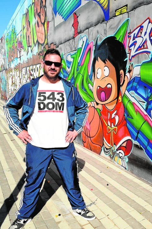 Grafiteros locales pintan un muro del Fofó con la iniciativa '12 meses'