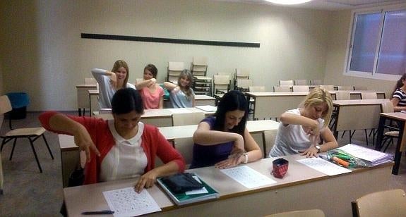 Taller de lenguaje de signos en el CEU