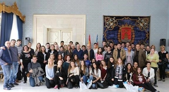 Alumnos de un programa europeo visitan el Ayuntamiento