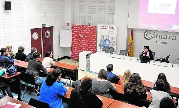 Ivace y Cámara presentan un plan para formar a jóvenes como asesores en exportación