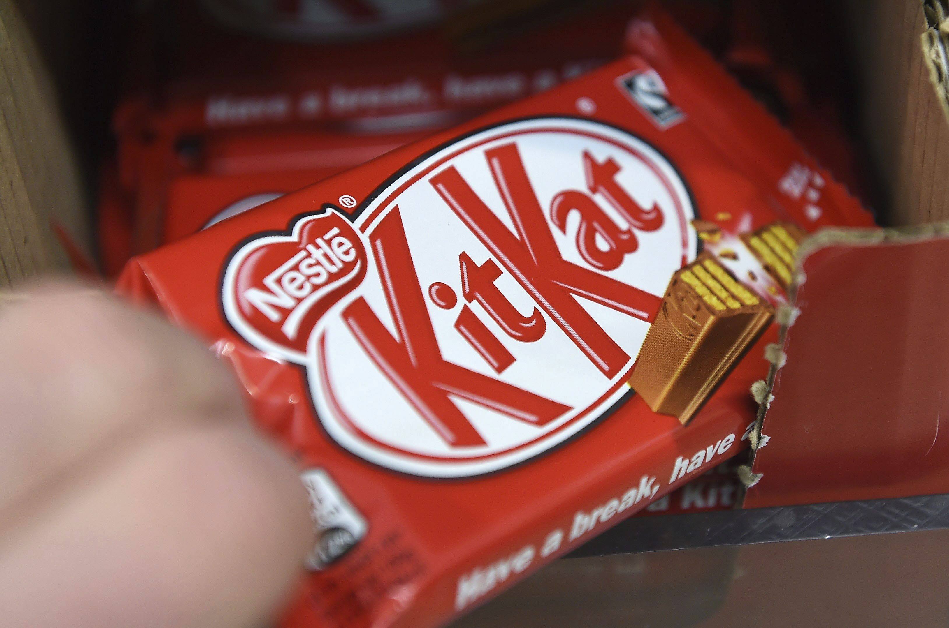 Una estudiante pide un suministro eterno de chocolatinas tras encontrar 8 KitKat sin galleta
