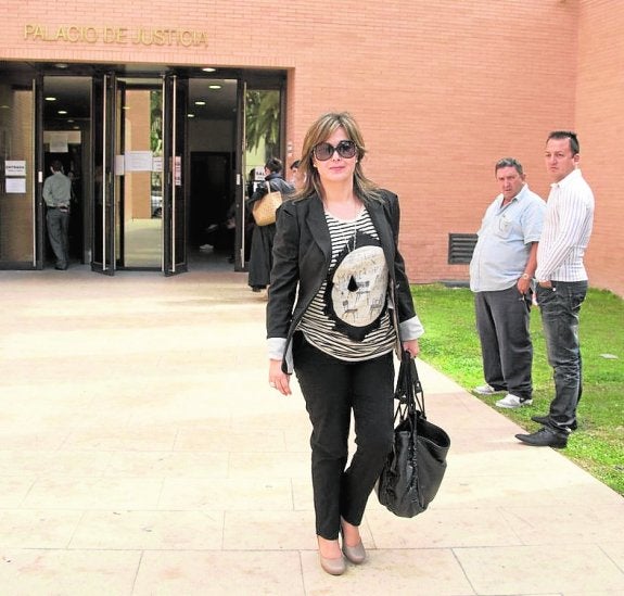 La exalcaldesa de Redován niega el fraccionamiento de contratos de luz