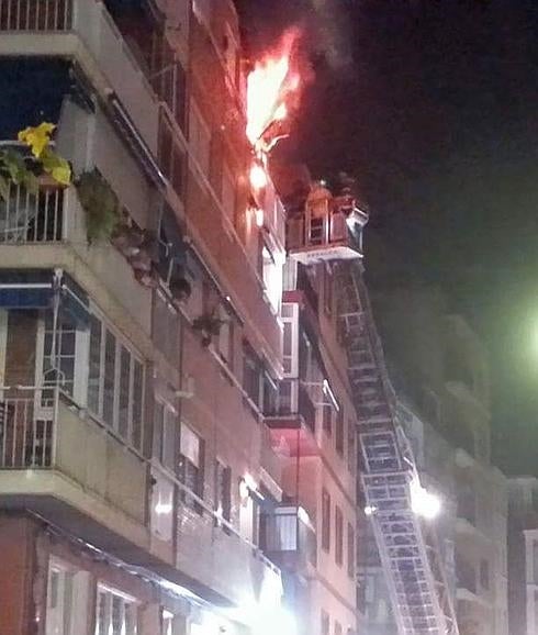 Ocho atendidos por inhalación de humo en el incendio de una casa en Alicante