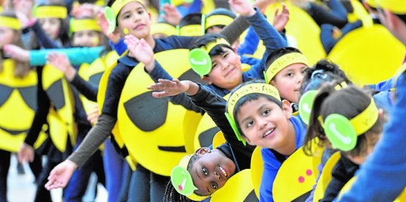 Casi 1.200 vecinos desfilan por El Carmen