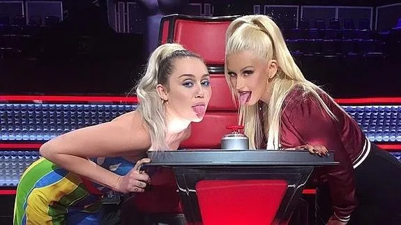 Miley Cyrus hace migas con Christina Aguilera en 'The Voice'