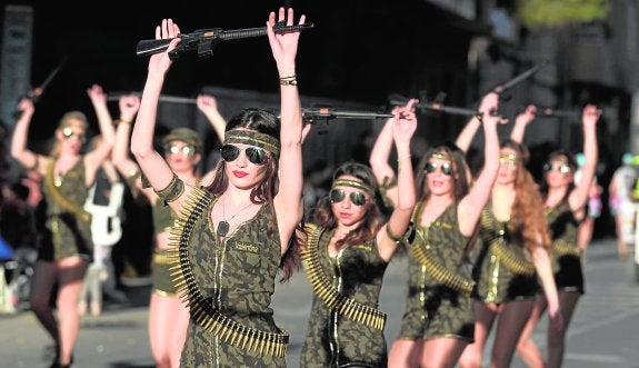 La alegría y la chispa estallan hoy en el desfile del Cabezo