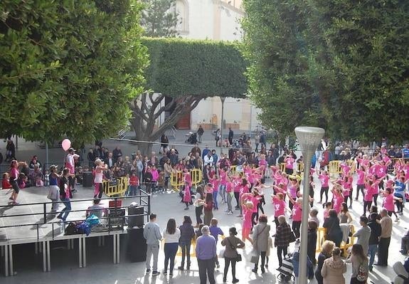 Almoradí lucha contra el cáncer con zumba