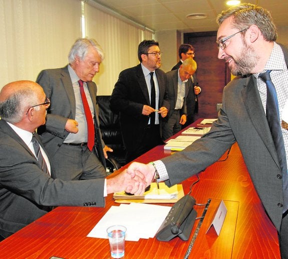 Sánchez arremete contra Garre por la desaladora y sale en defensa de Valcárcel