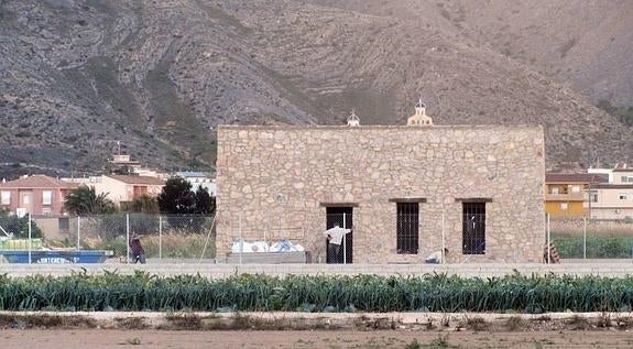 El alcalde denuncia por construir una caseta sin licencia a su suegro