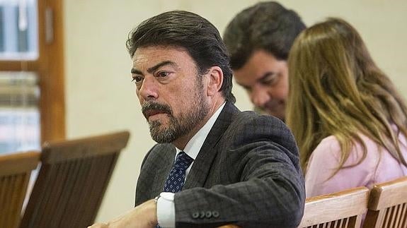 Barcala dice que la posible subida del IBI es «una política rancia de la izquierda»