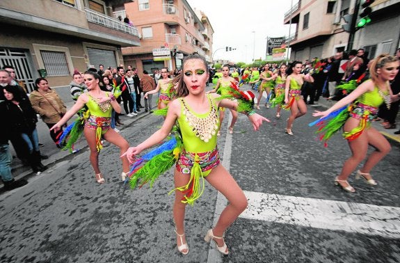 Las comparsas de Llano de Brujas despiden el Carnaval