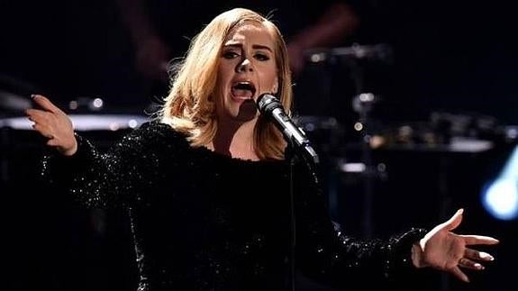 Adele reúne en un concierto a Jennifer Lawrence, Emma Stone y Tom Hanks