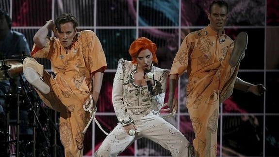 El homenaje de Lady Gaga a David Bowie en los Grammy 2016