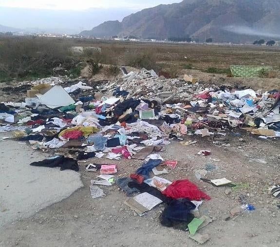 UPR denuncia vertidos ilegales en los aledaños del polígono industrial