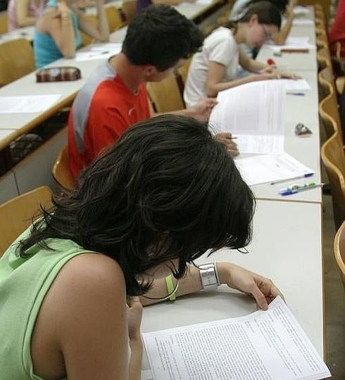 Universitarios sin recursos accederán a becas-salario de hasta 600 euros al mes