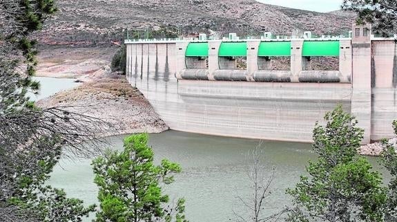 Los regantes piden moderar el consumo de agua tras entrar el Júcar en prealerta