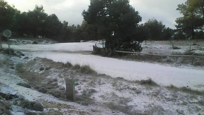 La nieve cubre de blanco la Sierra de Mariola