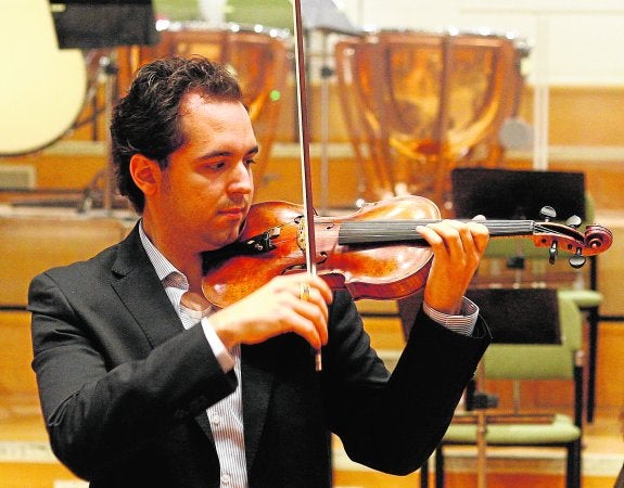 El violinista Jesús Reina, junto a la OSRM