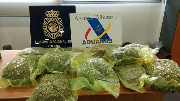 La Policía detiene a un británico que enviaba marihuana a Irlanda por paquetería postal