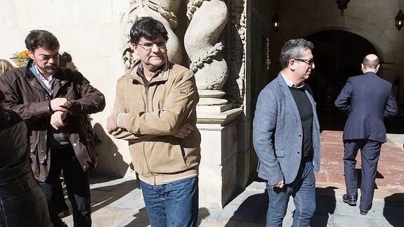 Una salida de tono de Moreno y el guiño del PSOE a PP y C's tensan aún más el tripartito