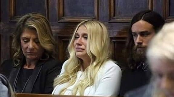 Kesha tendrá que seguir trabajando con su manager al que acusó de abuso