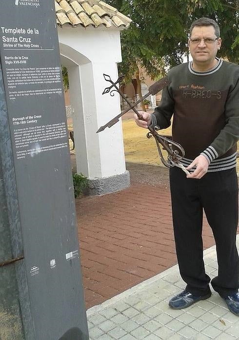 Cae la veleta del monumento de la Cruz