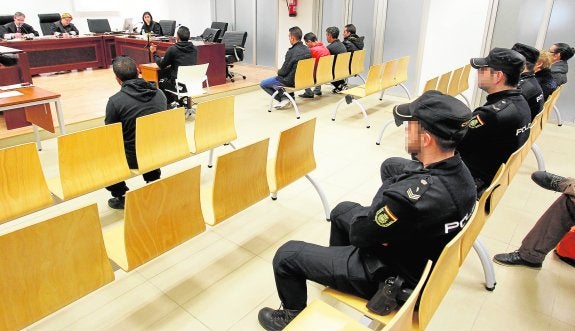 Dos clanes de Villena se acusan entre sí por un tiroteo en la calle sin heridos