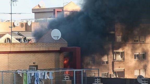 Ingresa con síntomas de asfixia un vecino por el incendio de su vivienda