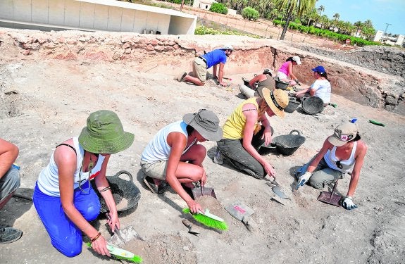 La Alcudia desvela en el MAHE los secretos del trabajo arqueológico