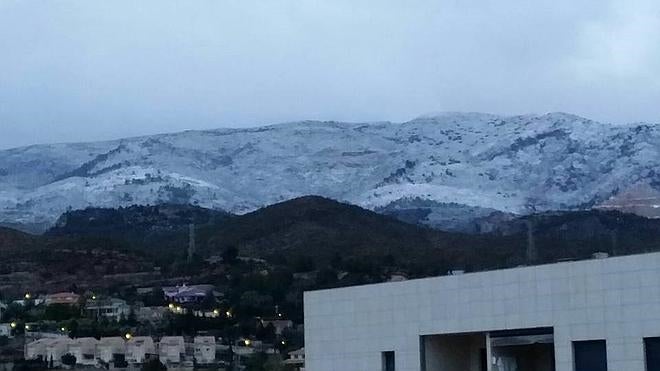 Montañas del interior amanecen teñidas de blanco