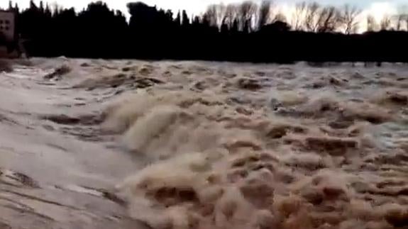 Las últimas lluvias provocan una espectacular crecida del Ebro