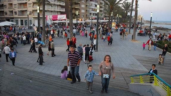 Torrevieja, la más pobre y Elda, la más industrial