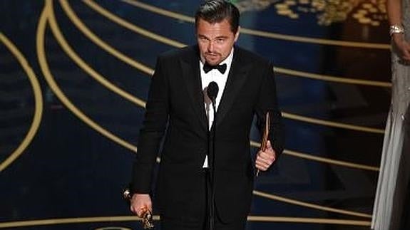 Leonardo DiCaprio olvida su Oscar tras una noche de celebración