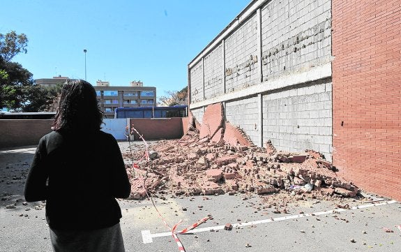 La próxima semana repararán el revestimiento de la pared del IES Torrellano que se cayó