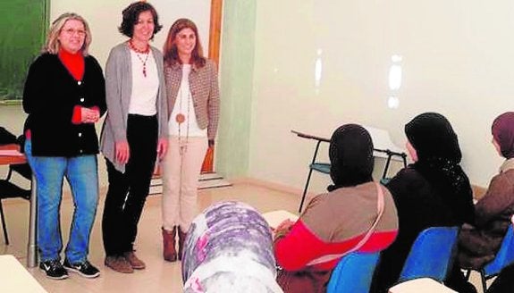 Servicios Sociales da clases de español a las extranjeras