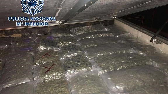 Intervienen 43 kilos de marihuana en el doble techo de un camión detectado en Lorca