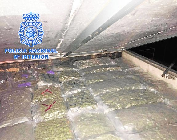 La Policía halla 43 kilos de cannabis en el falso techo de un camión