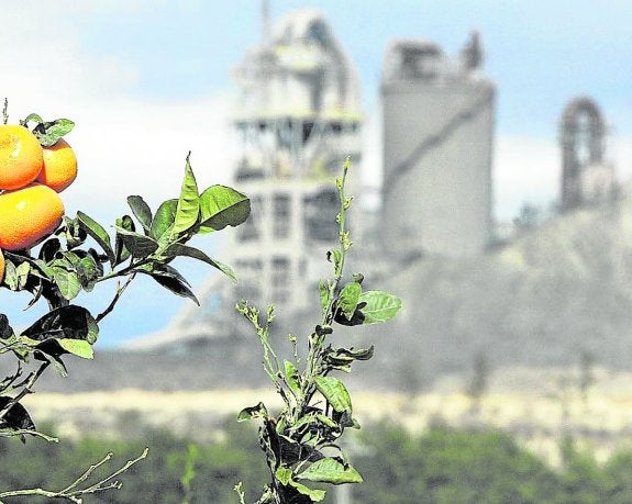 El TSJ avala la quema de residuos no orgánicos en la factoría de Cemex