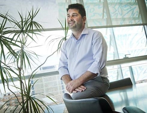 «Estoy firmando muchas cosas con una pinza en la nariz, pero es mi obligación»