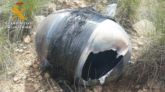 Tedax de Murcia retiran un depósito de combustible aeroespacial encontrado en Hellín