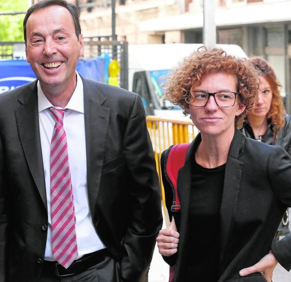 El PP pide la dimisión de Moreno y ella tilda su oposición de «mediocre»