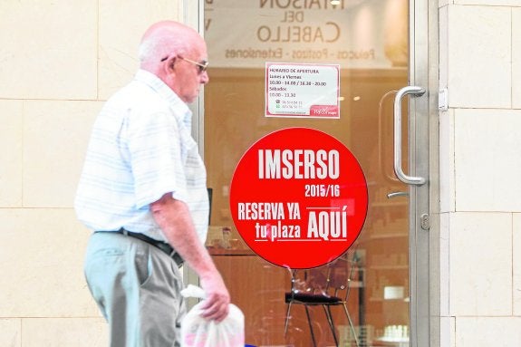 Casi 55.000 pensionistas alicantinos tienen que pasar el mes con menos de 400 euros
