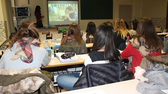 Enseñar a los futuros maestros cómo abordar las clases con personas con movilidad reducida