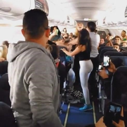 Una brutal pelea entre cinco pasajeras en pleno vuelo causa furor en las redes sociales