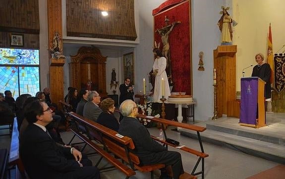 La Mata pregona la Semana Santa que ya está en la calle en la ciudad con el Crucificado