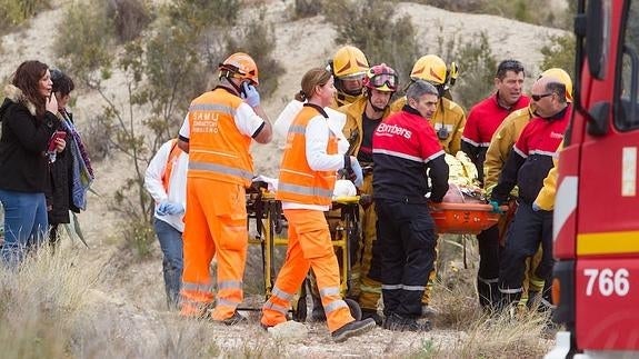 Un coche de autoescuela cae por un terraplén en Xixona